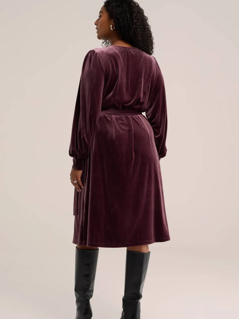 WE Fashion Plus Size fluwelen midi wikkeljurk - aubergine, foto 3