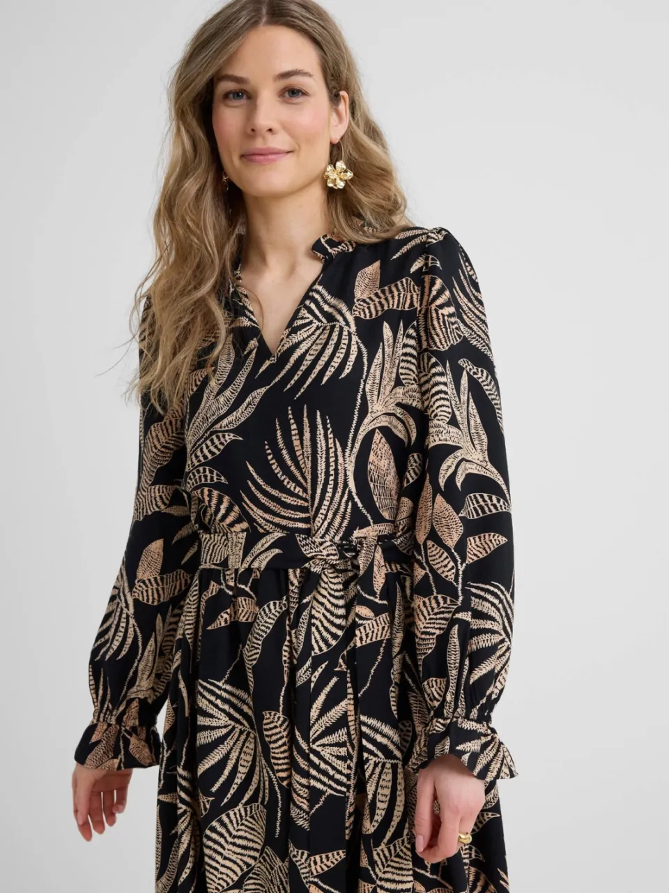 Anytime midi jurk met ruches en bladprint zwart/beige, foto 4