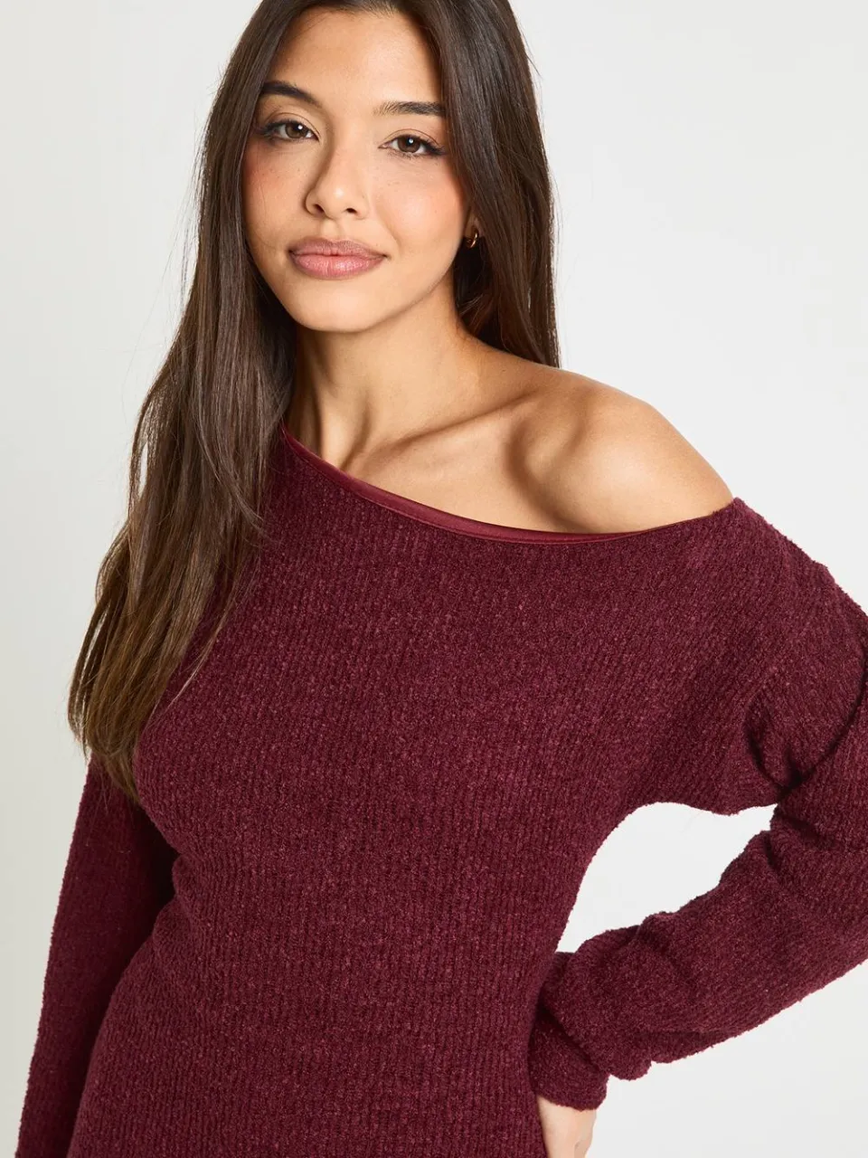 boohoo Dames Getextureerde asymmetrische slungelige minijurk bordeaux rood, foto 4