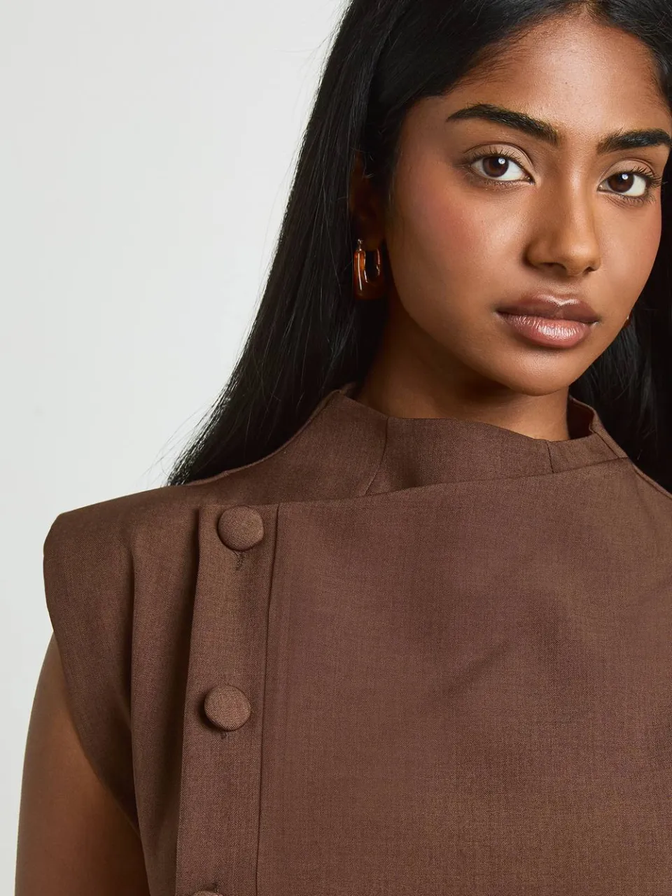 boohoo Dames Getailleerde Mouwloze Asymmetrische Mini-jurk Met Knoopsluiting chocoladebruin, foto 4