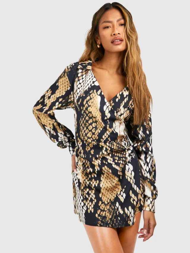 boohoo Dames Satijn wikkelshirtjurk met slangenprint Zwart