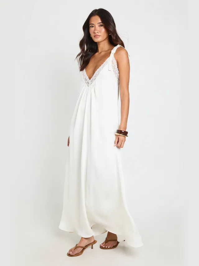 boohoo Dames Maxi Trapezejurk Met Halternek En Kantenafwerking Crème