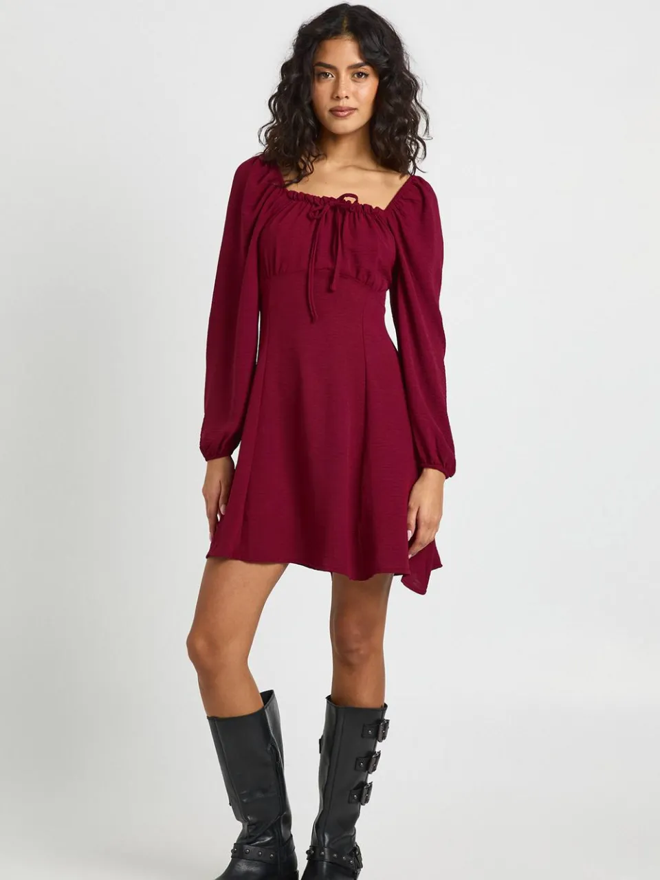 boohoo Dames Gehamerde Volume Mouw Melkmeid Mini Jurk merlot, foto 2
