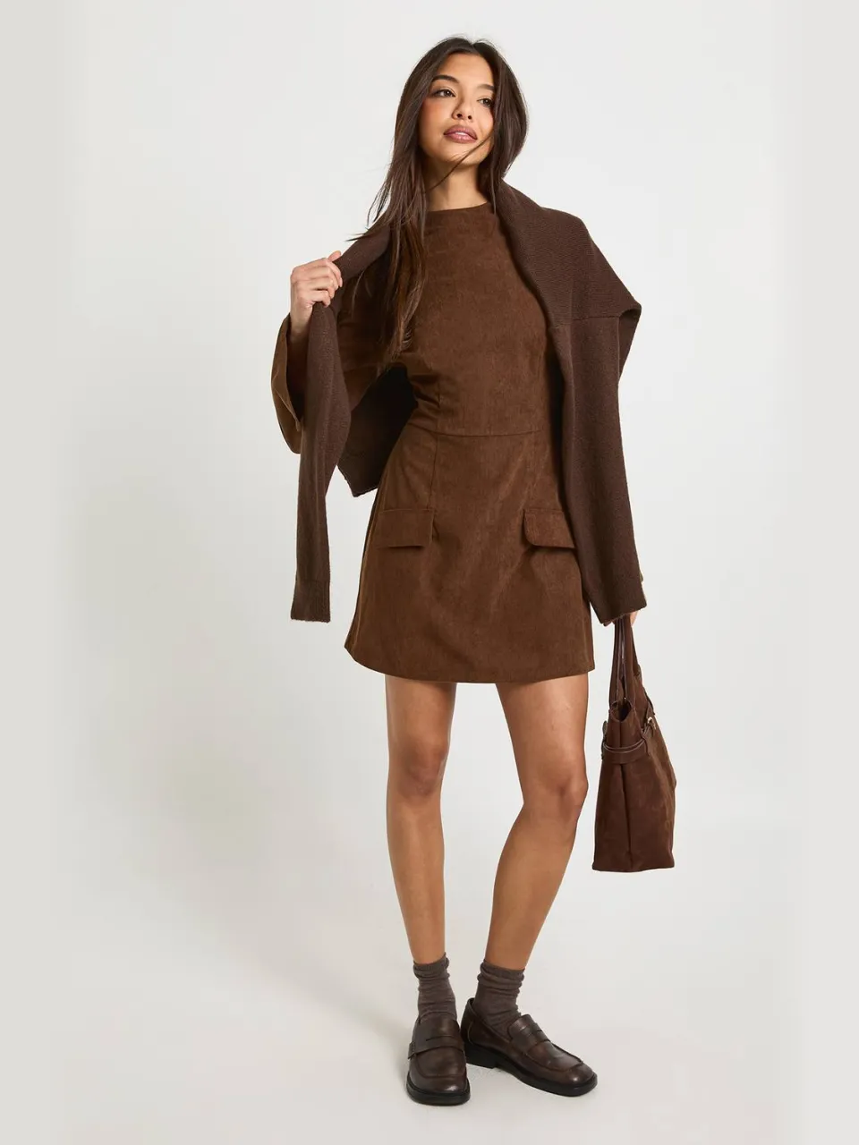 boohoo Dames Cord Mini-jurk met hoge hals chocoladebruin, foto 2