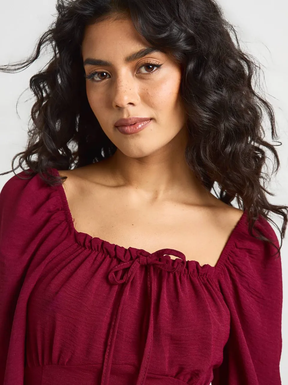 boohoo Dames Gehamerde Volume Mouw Melkmeid Mini Jurk merlot, foto 4