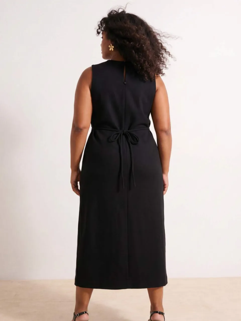 Trendyol Curve Dames Zwart Effen Midi Mouwloos Casual Bodycon Grote maten Jurk, foto 2