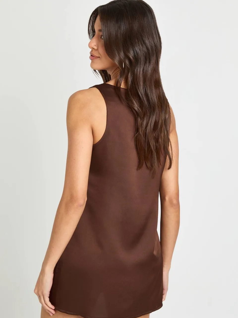 boohoo Dames Basic Satijnen Mini-jurk Met Diepe Hals En Dunne Bandjes chocoladebruin, foto 3