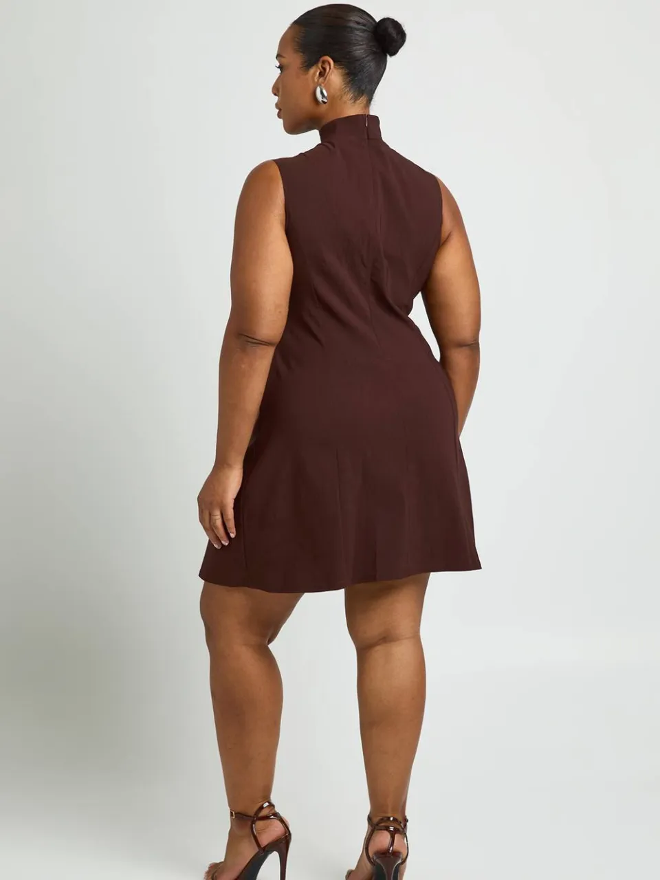 boohoo Dames Plus Hoge Hals Strik Voorkant Sleutelgat Mini Jurk chocoladebruin, foto 2