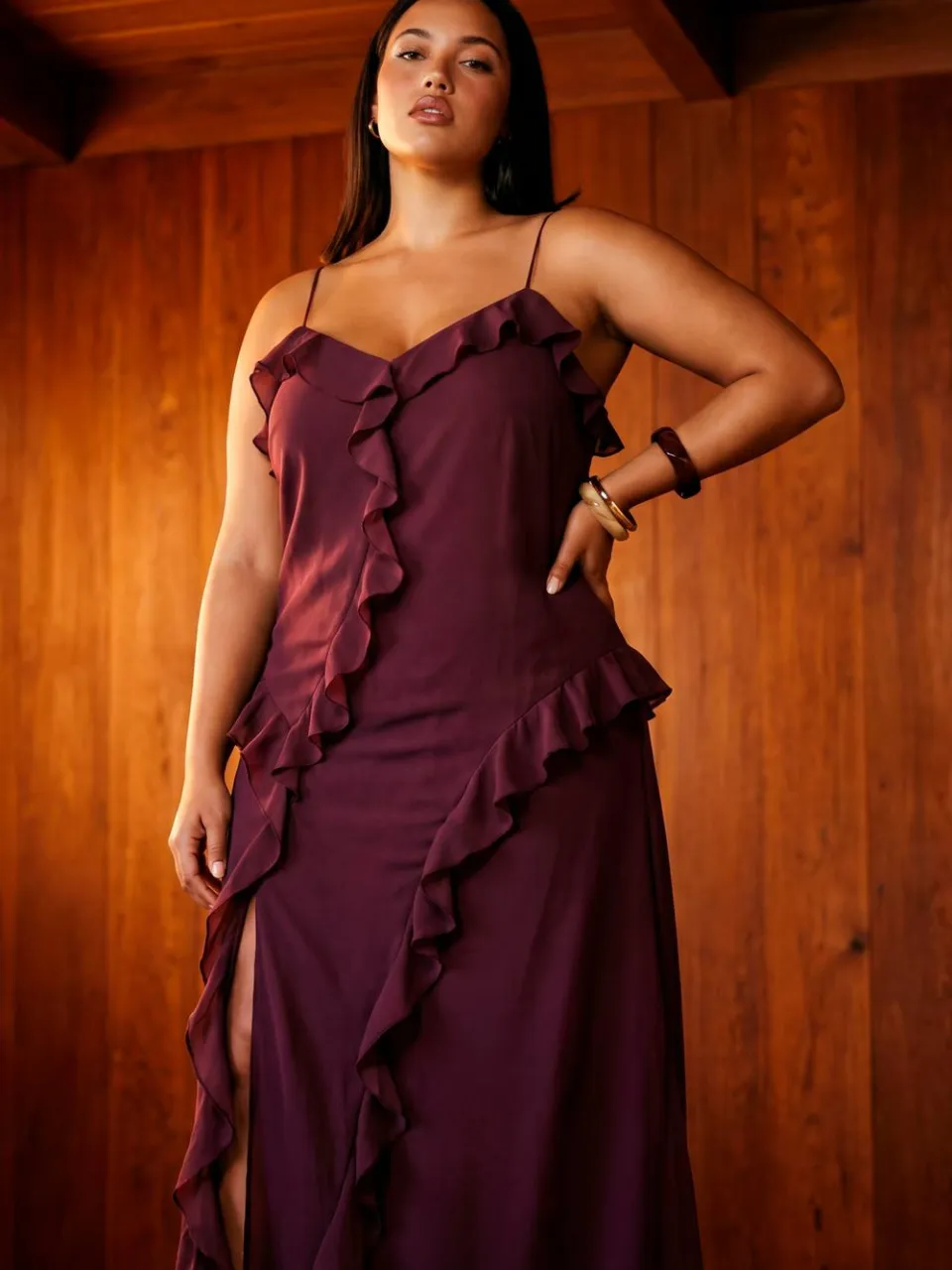 boohoo Dames Plus Chiffon Bandjes Ruches Maxi Jurk bordeaux rood, foto 3