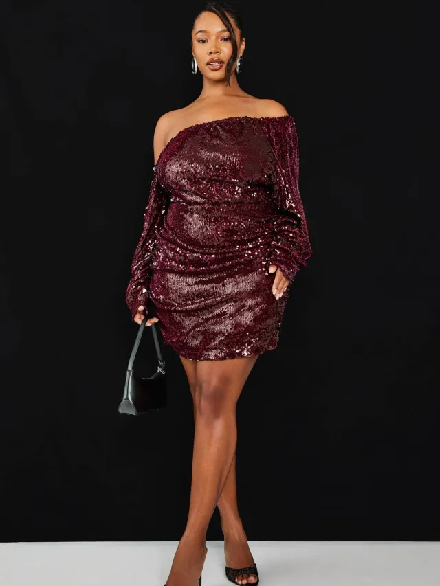 boohoo Dames Plus Pailletten Off-Shoulder Gerafelde Mini-jurk Malbec