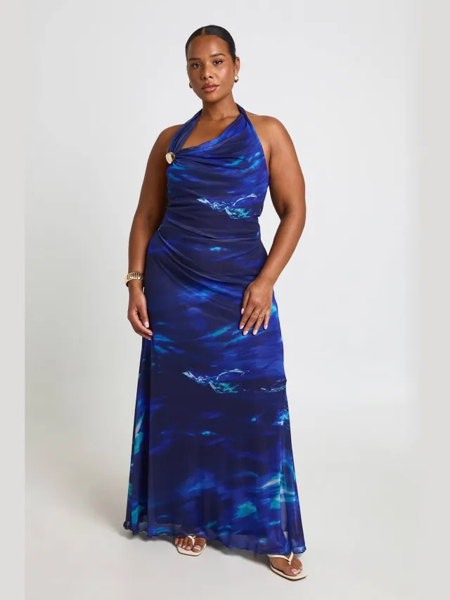 boohoo Dames Plus Maxi Jurk Met Abstract Dessin, Col-hals En Sierdetail Blauw