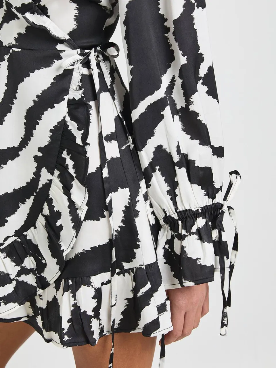 boohoo Dames Zebra Print Ruffle Wrap Mini Jurk zwart, foto 4