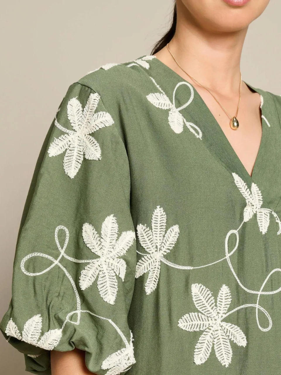 LOLALIZA gebloemde midi jurk met borduursels - kaki, foto 6