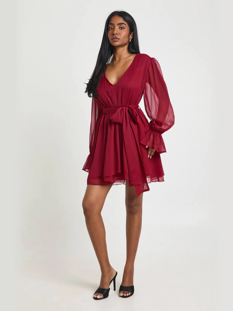 boohoo Dames Chiffon Mini Jurk met Volume Mouwen en Strikceintuur merlot, foto 3
