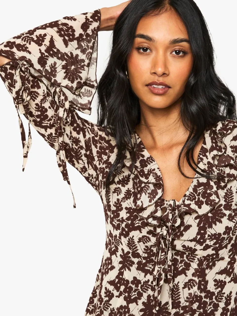 boohoo Dames Bloemige Chiffon Ruffle Shiftjurk chocoladebruin, foto 3