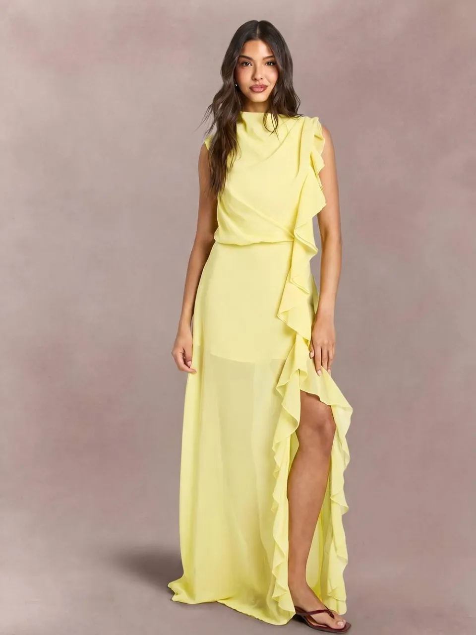 boohoo Dames Chiffon Maxi Jurk Met Hoge Hals En Ruche Detail Citroen