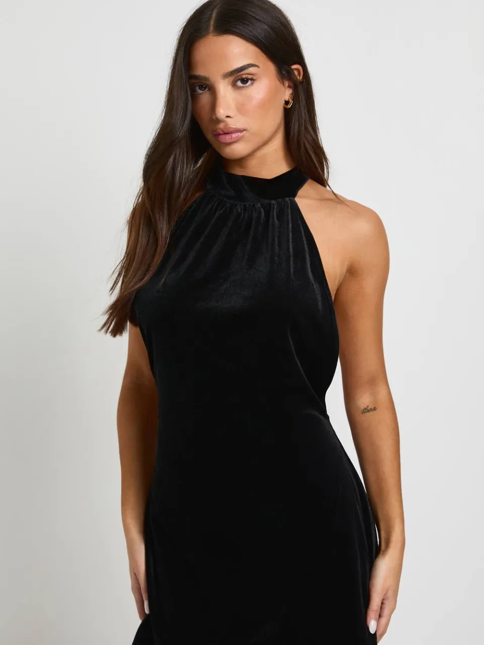 boohoo Dames Kleine fluwelen hoge hals minijurk Zwart