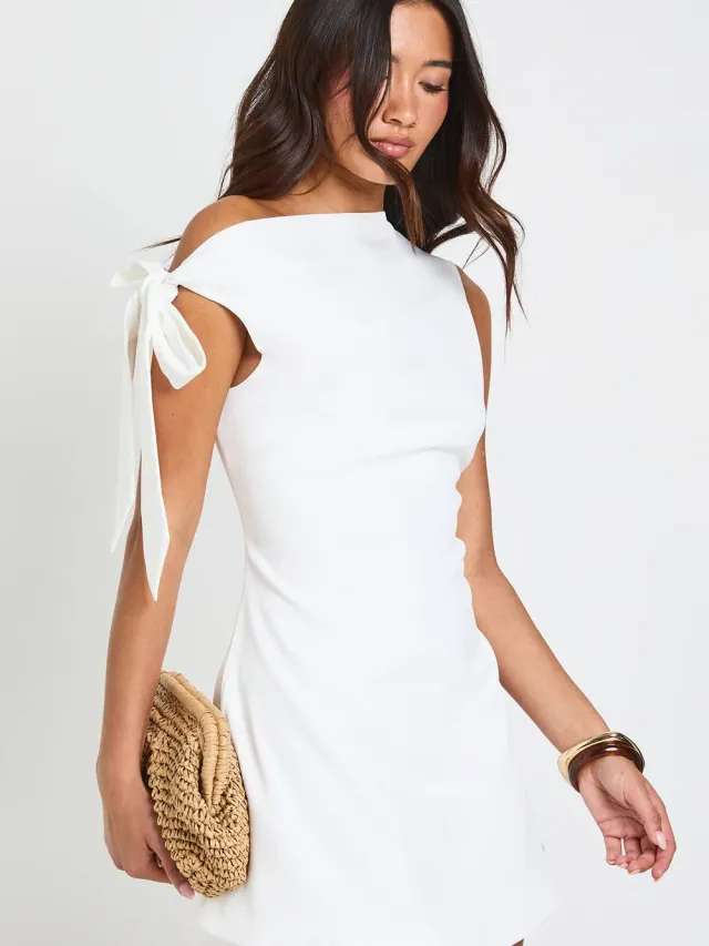 boohoo Dames Getailleerde Asymmetrische Skater Jurk Met Strikdetail Op Schouder Ivoor