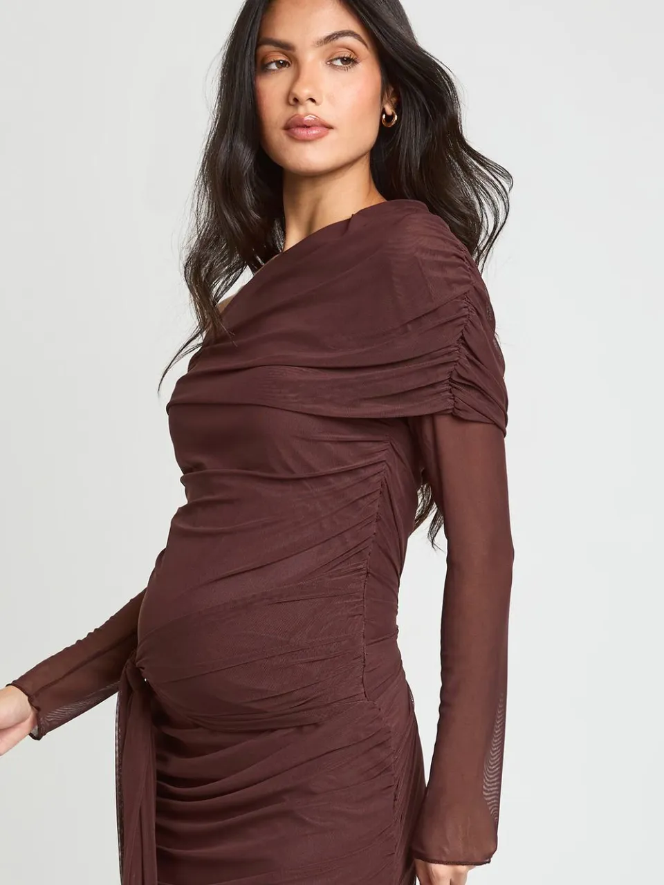 boohoo Dames Zwangerschaps Mesh Asymmetrische Geplooid Strik Maxi Jurk chocoladebruin, foto 2
