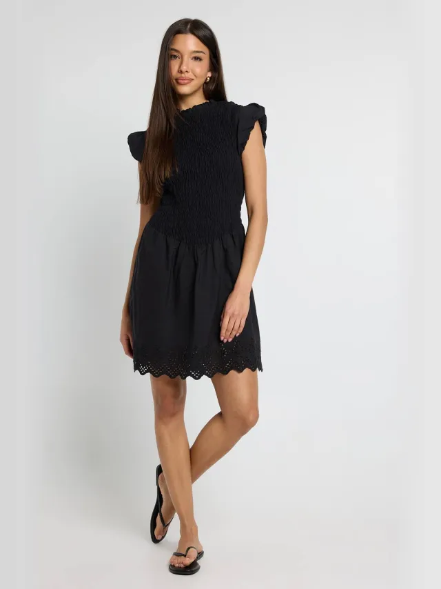 boohoo Dames Gesmockte Mini-jurk Met Broderie Zoom Zwart