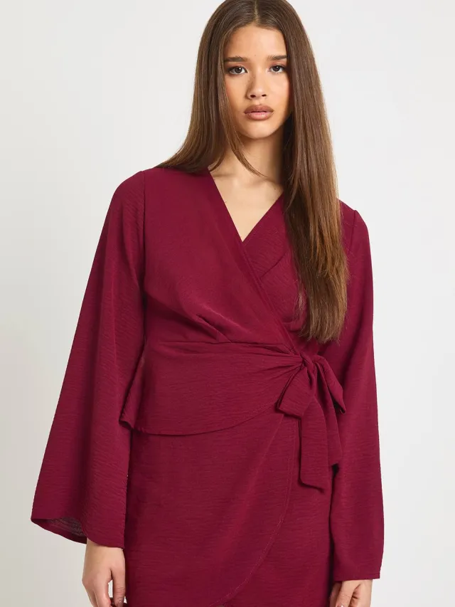 boohoo Dames Gehamerde minijurk met wikkelvoorkant Merlot