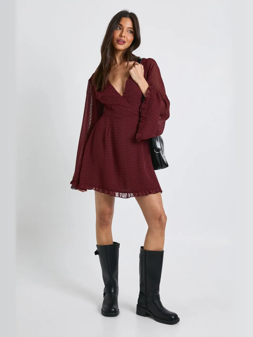 boohoo Dames Dobby mini wrap-jurk met flare mouwen chocolate, foto 3