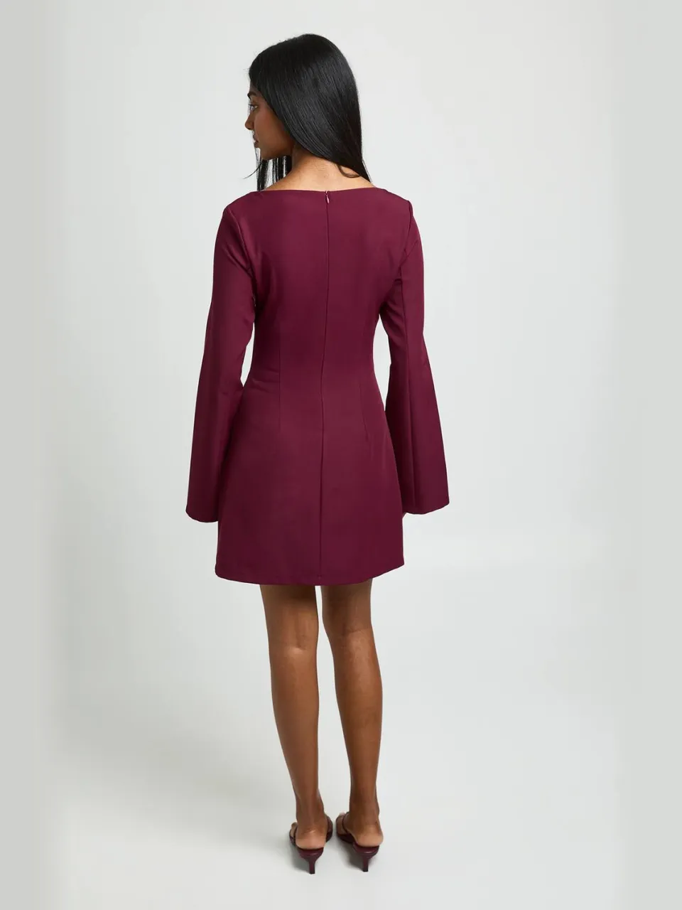 boohoo Dames Mini-jurk Met Lange Mouwen, Brede Halslijn En Getailleerde Snit bessen, foto 2