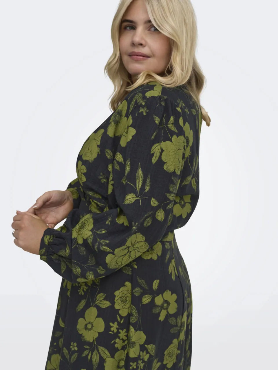 Only Carmakoma Plus Size gebloemde midi wikkeljurk - zwart/groen, foto 4