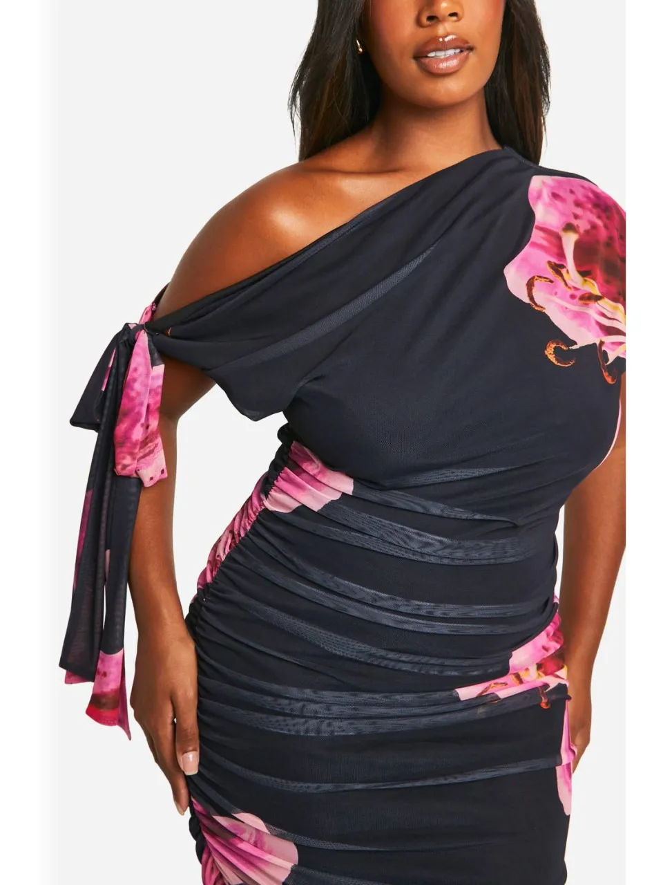 boohoo Dames Plus Large Florale Asymmetrische Gerimpelde Bodycon Jurk zwart, foto 3