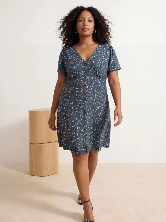 Trendyol Curve Dames Donkerblauw Bloemen Kort / Mini Kort Casual Skater Grote maten Jurk Marineblauw/Blauw