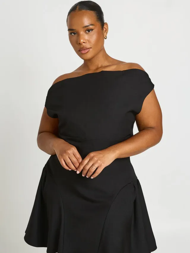boohoo Dames Plus Asymmetrische Skater Jurk Zwart