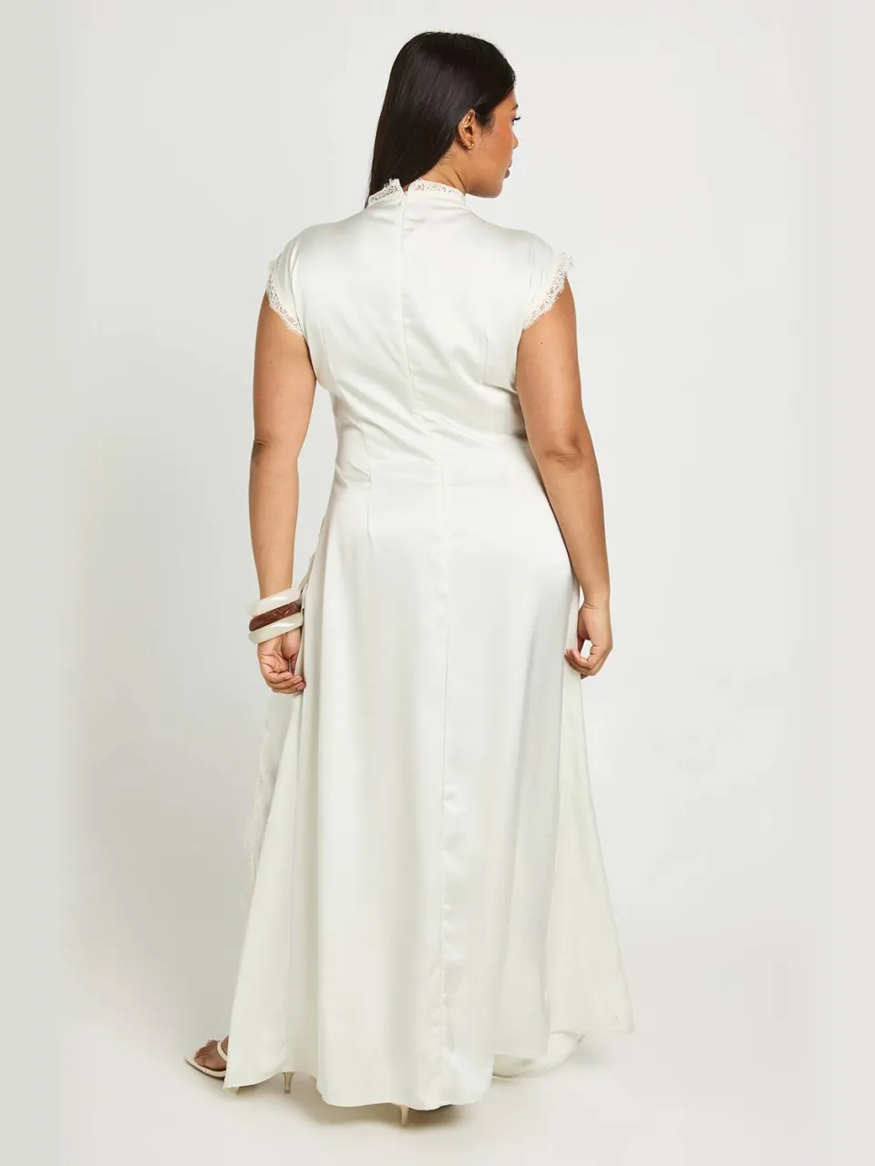 boohoo Dames Plus Satijnen Maxi Jurk Met Hoge Hals En Kanten Afwerking ivoor, foto 2