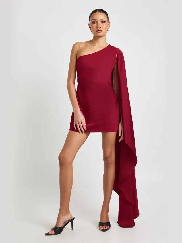 boohoo Dames Satijnen One Shoulder Jurk Met Cape Mouw Wijn
