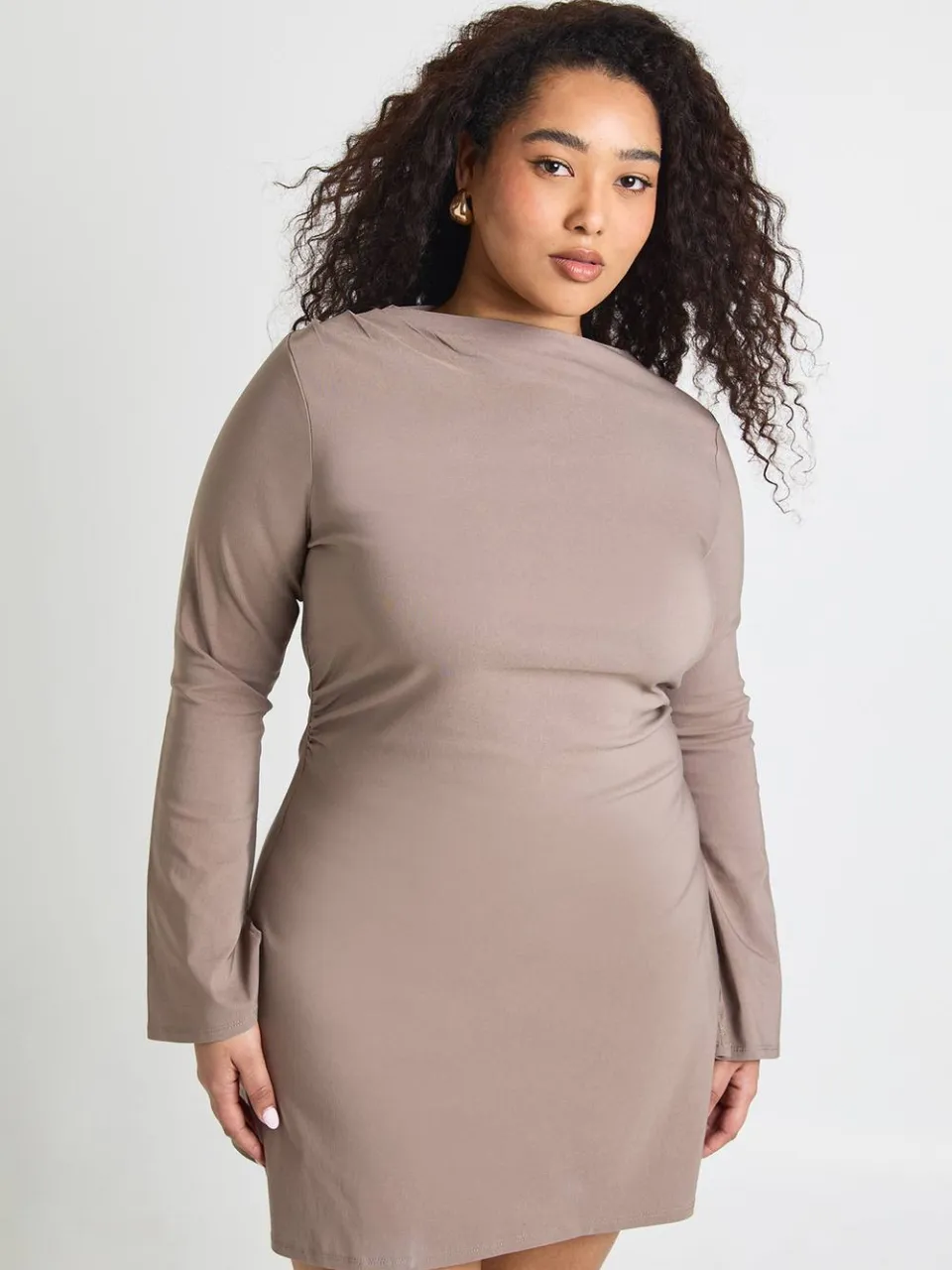 boohoo Dames Plus Gerimpelde Taille Uitlopende Mouw Mini Jurk mokka, foto 3