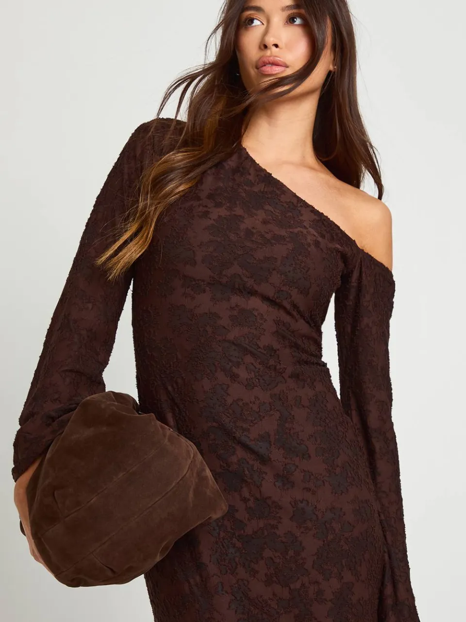 boohoo Dames Burnout Bloemen Asymmetrische Lange Mouw Midaxi Jurk chocoladebruin, foto 4