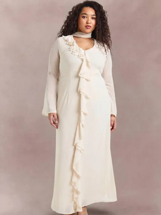 boohoo Dames Plus Maxi Jurk Met Ruche Voornaad En Sjaaldetail Ecru