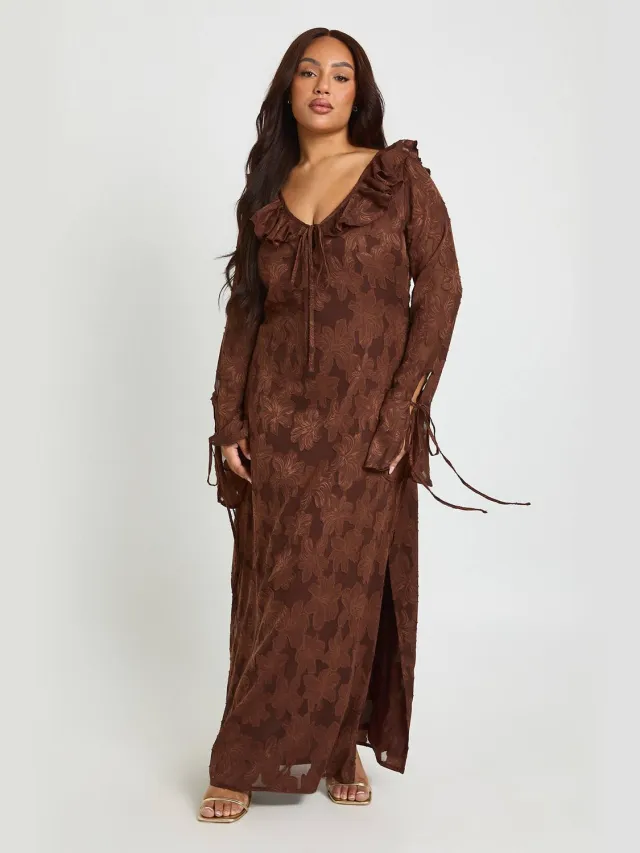 boohoo Dames Plus Burnout Chiffon Ruffle Midaxi Jurk Chocoladebruin
