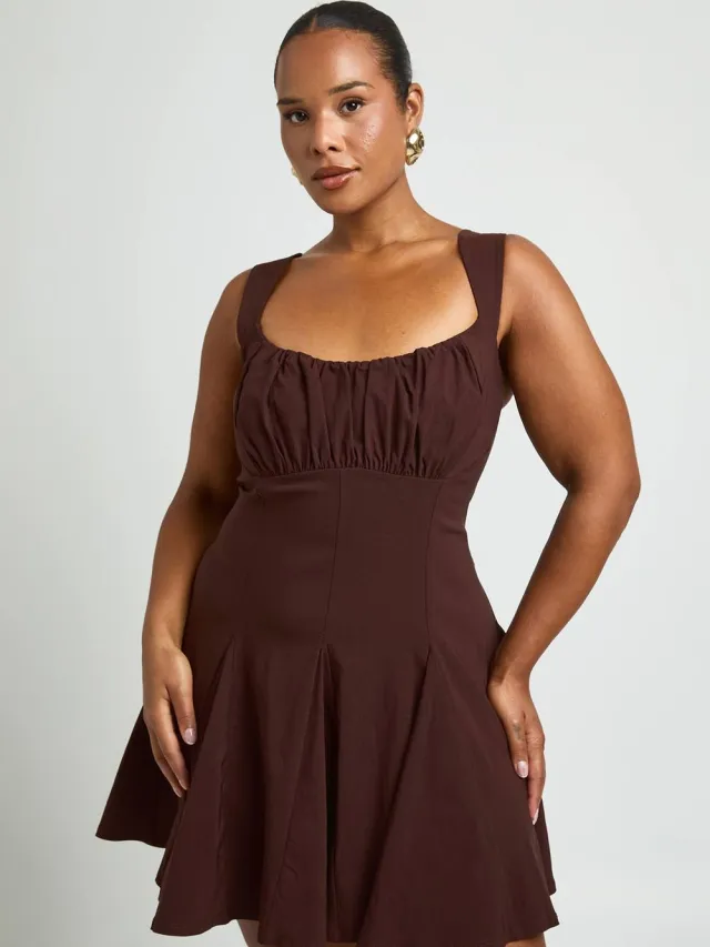boohoo Dames Plus Skater Jurk Met Gerimpelde Buste Chocoladebruin