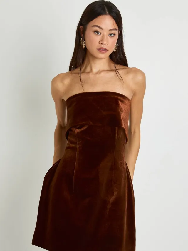 boohoo Dames Lange fluwelen Bardot crepe jurk Chocoladebruin