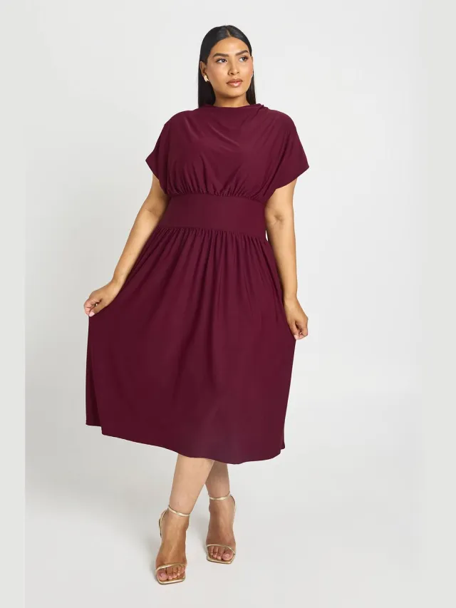boohoo Dames Plus Midi-jurk Met Waterval-rug En Wijde Rok Bordeaux Rood