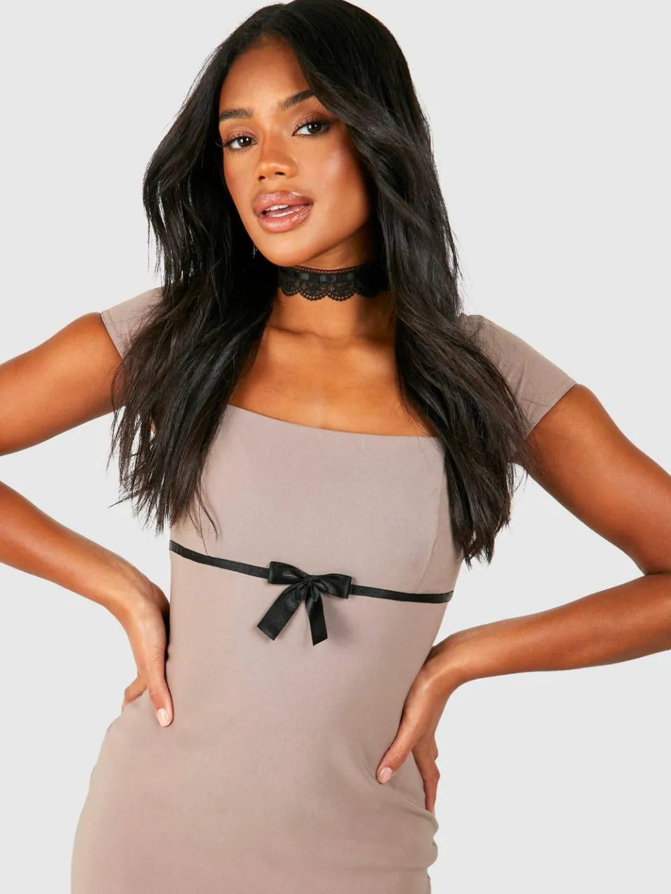 boohoo Dames Cap Sleeve Bengaline Bow Detail Midaxi-jurk taupe, foto 3