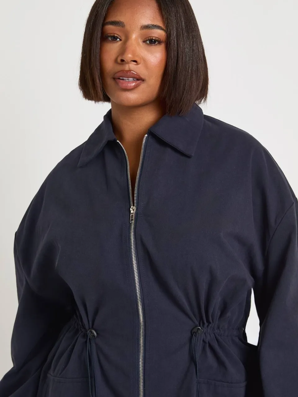 boohoo Dames Plus Katoenen Twill Getailleerde Taille Rits Utility Jurk marineblauw, foto 4