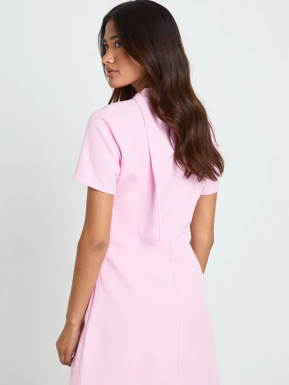 boohoo Dames Mini-jurk Met Korte Mouwen En Sjaalachtig Detail baby roze, foto 2