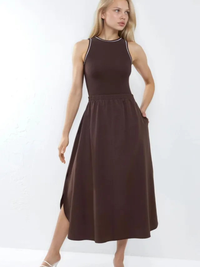 Busem Mouwloze Midi-jurk met Ronde Hals Bruin