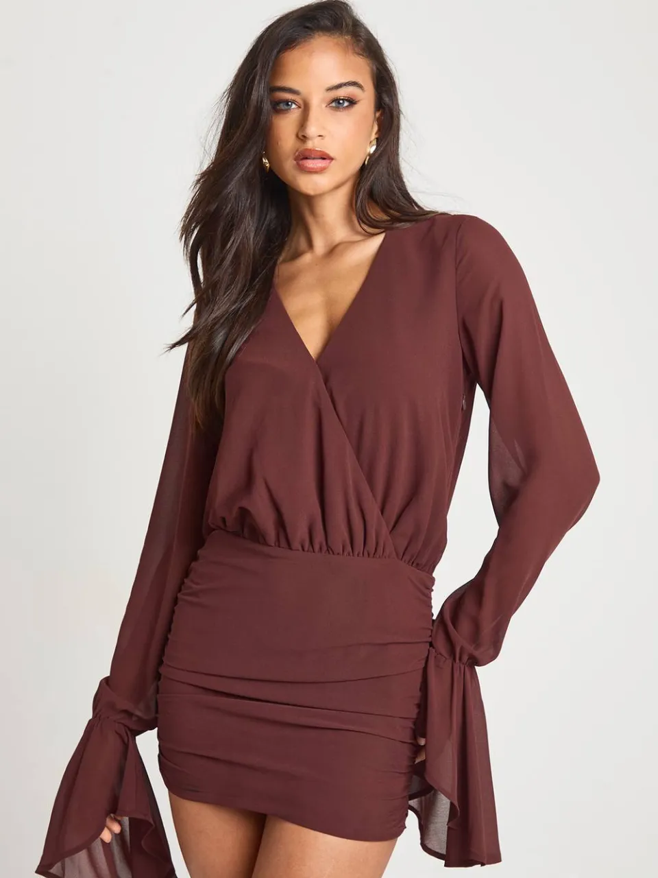 boohoo Dames Mini chiffon wikkeljurk met uitlopende mouwen en geruched detail chocoladebruin, foto 3