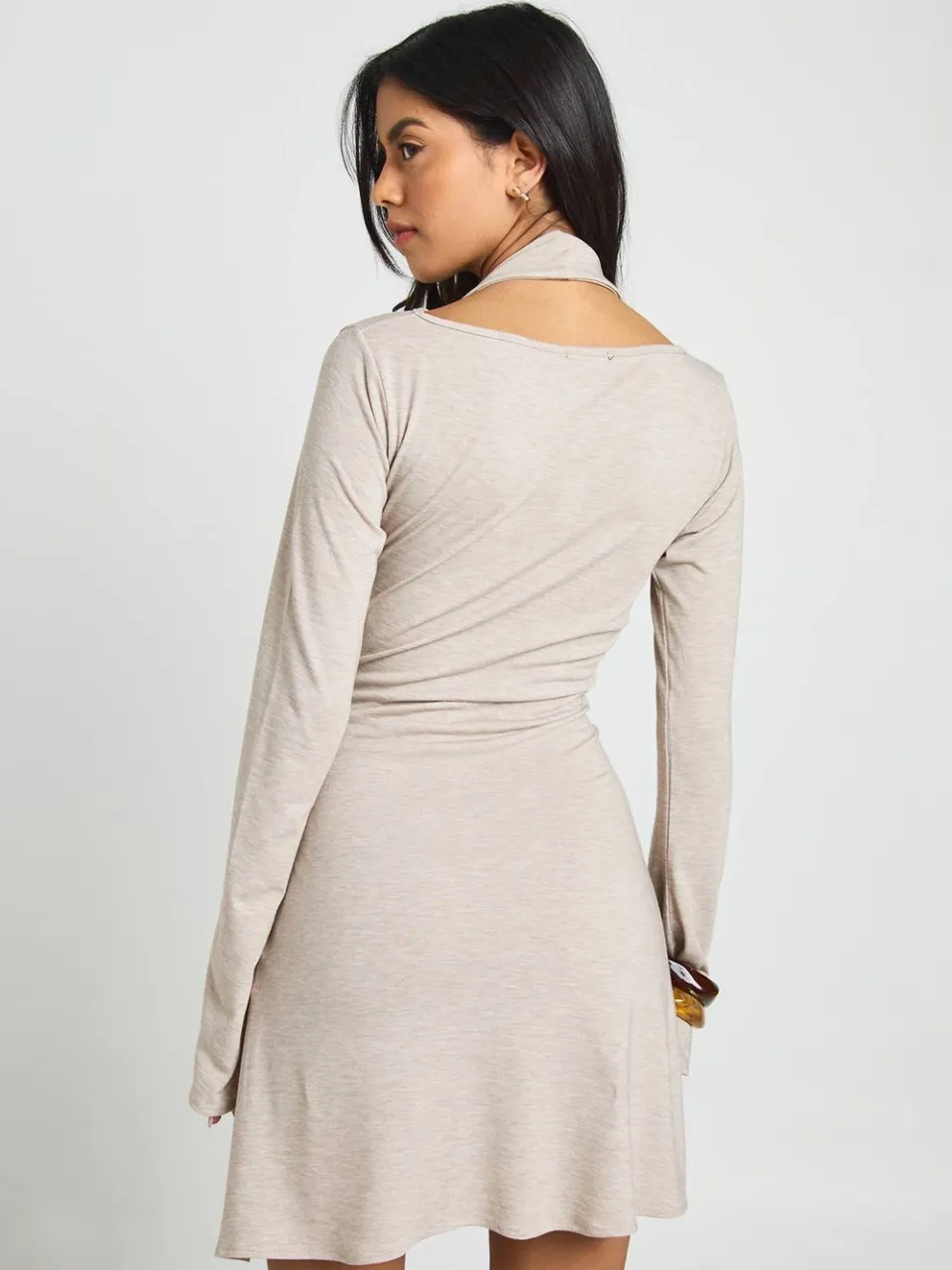 boohoo Dames Marl Halterneck Cowl Lange Mouwen Mini Jurk havermout, foto 3