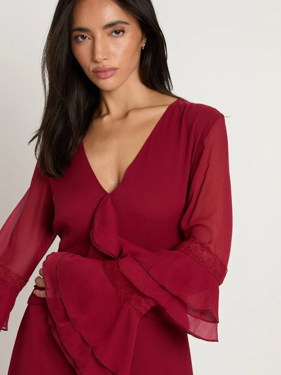 boohoo Dames Chiffon Ruches Kant Trim Detail Maxi Jurk merlot, foto 4