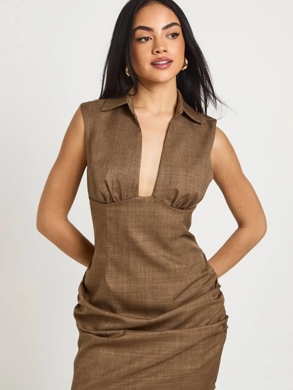 boohoo Dames Mini Jurk met Diepe Hals en Gerimpeld Detail taupe, foto 2