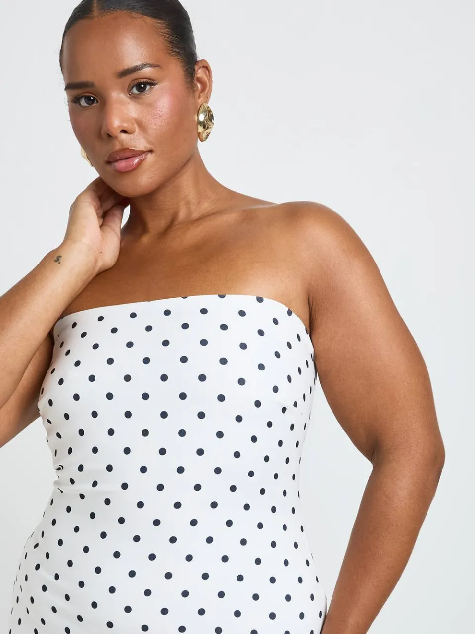 boohoo Dames Plus Polkadot Bandeau Jurk Met Peplum Zoom In Midaxi Lengte wit, foto 4