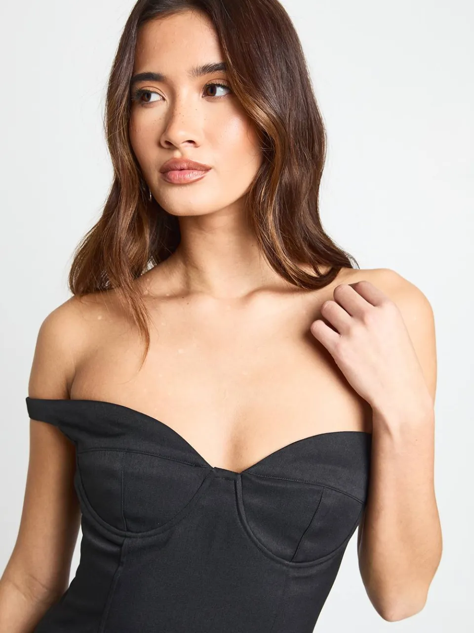 boohoo Dames Bardot Cup Detail Getailleerde Mini Jurk zwart, foto 3